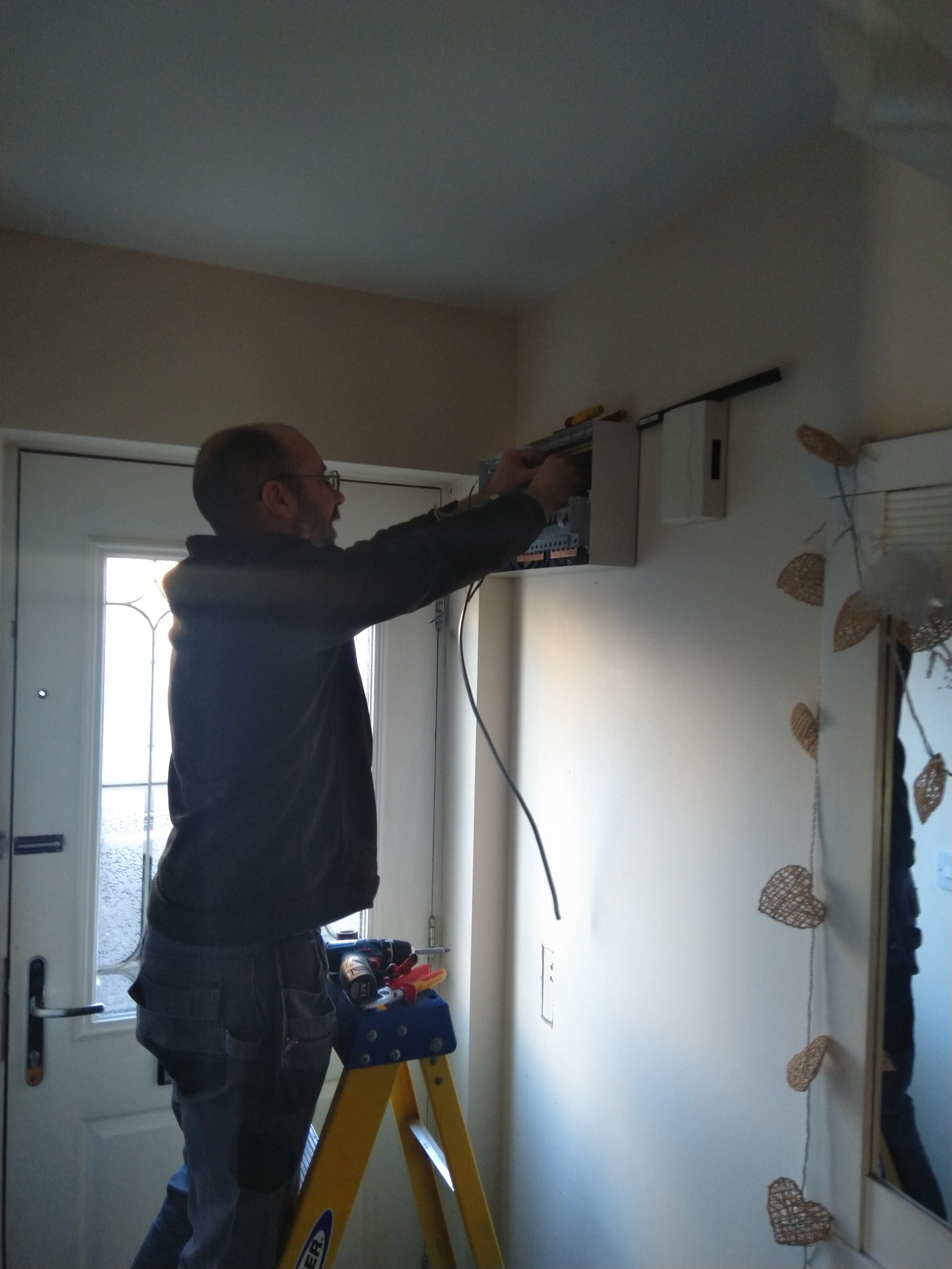 Nik wiring a consumer Unit